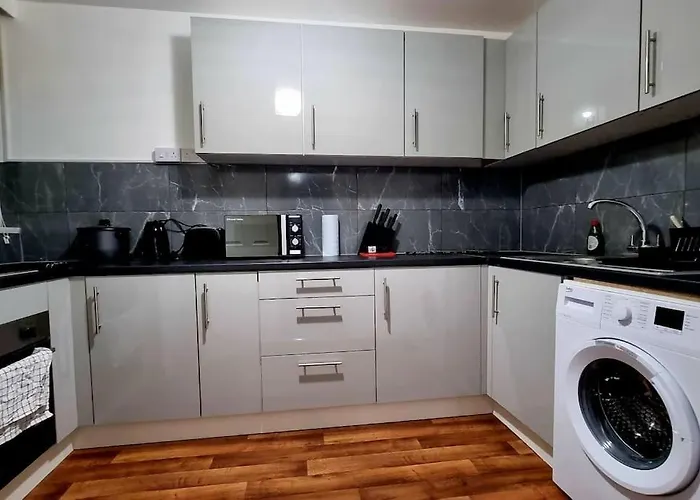 1 Bed Flat With Free Parking In E13