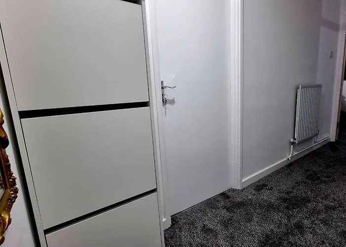 1 Bed Flat With Free Parking In E13