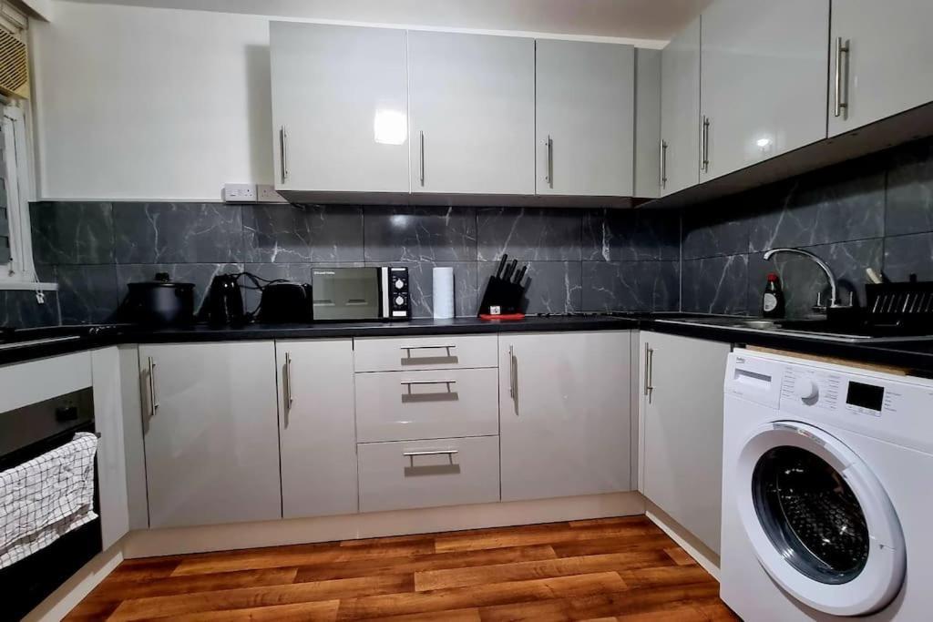 1 Bed Flat With Free Parking In E13 Апартаменты