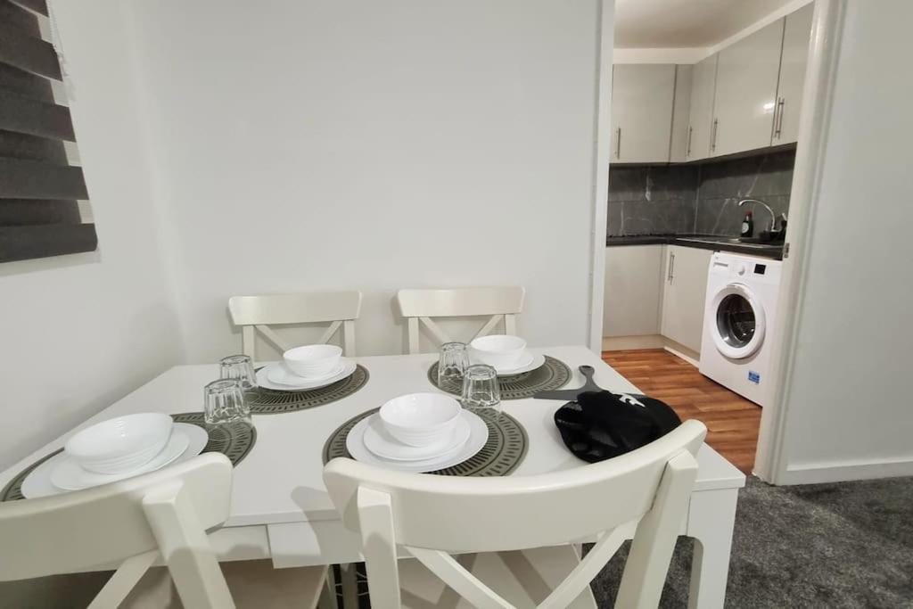 1 Bed Flat With Free Parking In E13 Лондон