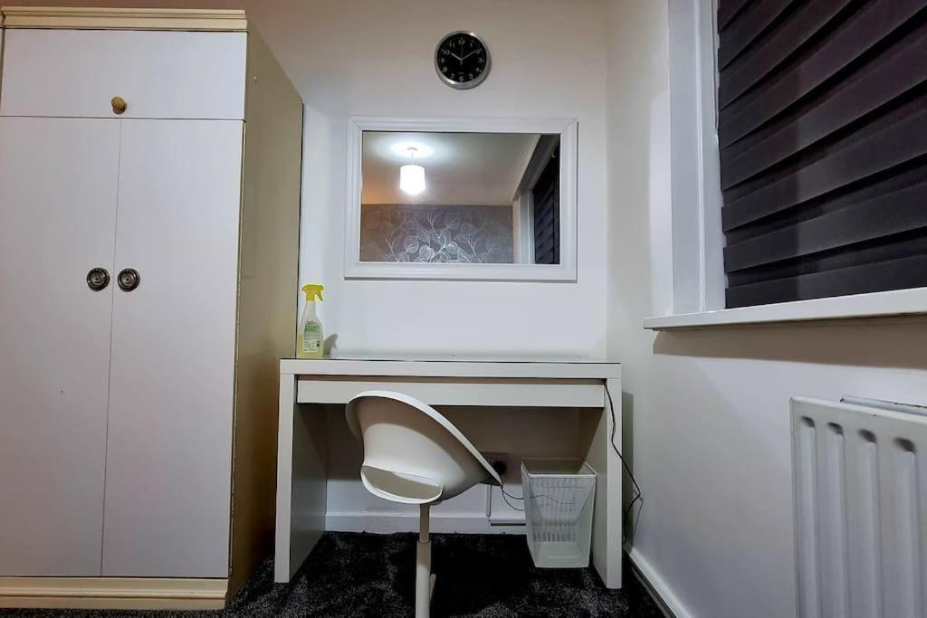 1 Bed Flat With Free Parking In E13 Апартаменты *